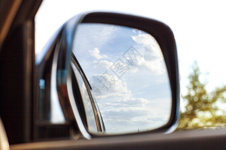 汽车镜子上的景色玻璃沥青运动运输旅行蓝色车道速度反射天空图片
