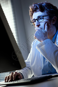 从事计算机研究的研究员男性技术医生科学工作服电脑实验室键盘验室医护人员背景图片