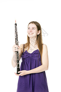 带着双簧管穿紫色裙子的笑着女孩乐器青年艺术艺术家古典音乐教育乐队交响乐演员木管图片