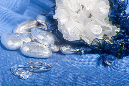 彩色织物上的结婚戒指花束礼物盒珍珠珠宝婚礼夫妻仪式订婚浪漫金子图片