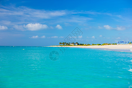 完美的白色海滩 加勒比有绿绿石水海岸风景海洋晴天娱乐树林海景旅行假期天堂图片