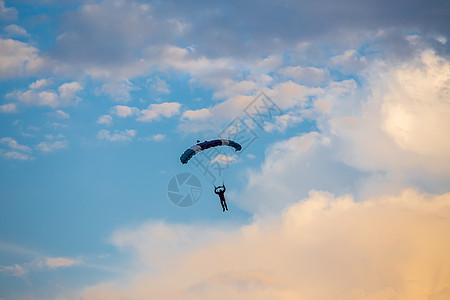 不明的天空潜水员 蓝天上的伞兵旅行男人漂浮航班日落天线乐趣闲暇危险蓝色图片