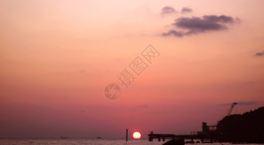 日落在夏日大海上 有小波浪海岸季节冲浪场景地平线反射天空天气海岸线支撑背景图片