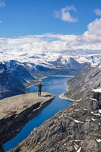 挪威 Trolltunga山探险者高度冒险男人山脉高山巨魔远足者全景旅行冒险家图片