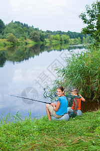 罾蹦鲤鱼幼童捕鱼闲暇孩子们婴儿活动女孩姐姐兄弟孩子渔夫荒野背景