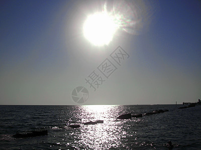 日落在夏日大海上 有小波浪海岸海浪海岸线海洋季节旅行场景天气晴天阳光背景图片