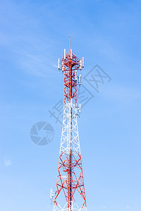 蓝色天空上的红天线和白天线微波数据带宽收音机车站频率电话细胞盘子发射机图片