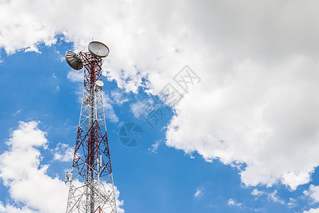 红色和白色的通讯塔 与许多不同的通信信号塔环境机动性金属海浪车站频率微波互联网电脑电缆图片