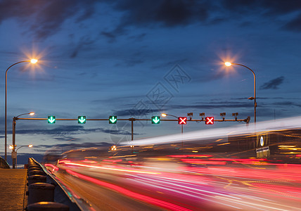 街上的灯光交通图片