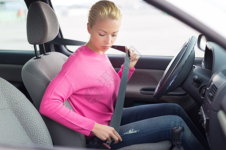 美丽的女人系紧安全带预防车辆女性旅行运输司机汽车座位成人腰带图片