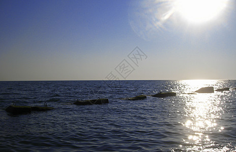 日落在夏日大海上 有小波浪热带晴天蓝色太阳季节天气反射海岸金子冲浪背景图片