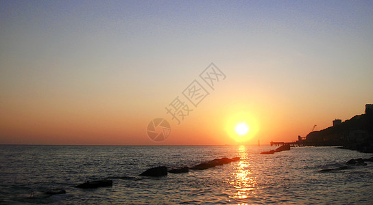 日落在夏日大海上 有小波浪场景海洋地平线旅行反射蓝色海岸线冲浪海岸季节背景图片