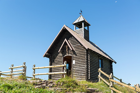 山丘上的教堂 在夏日背景图片