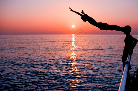 日落运动假期海滨乐趣肾上腺素男生飞跃技巧闲暇训练图片