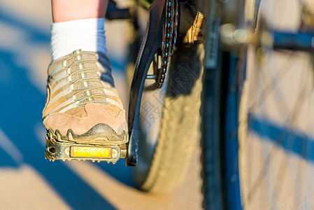 穿着运动鞋的女运动员 骑自行车踏板图片