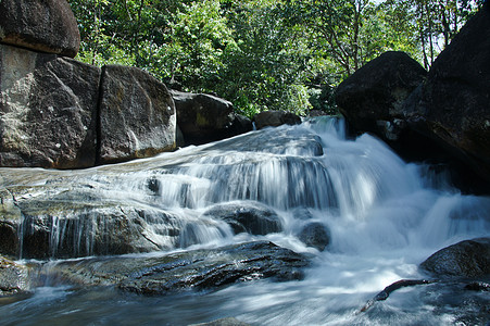 小型瀑布和岩石 泰国叶子山脉荒野清凉生态旅游风景木头运动森林图片
