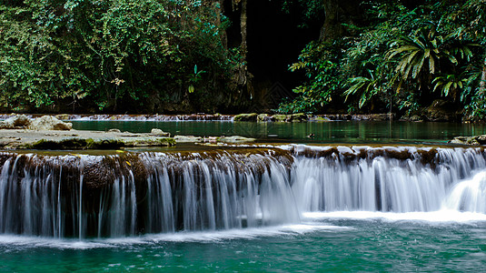 清凉风景小型瀑布和岩石 泰国绿色植物石头公园旅行山脉生态苔藓旅游远足清凉背景