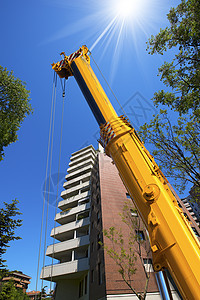 蓝天空上的重水力鹤建筑学金属建筑龙门架蓝色运输建造技术电梯摩天大楼图片