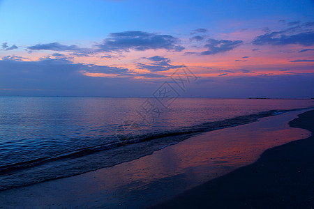 日出在海中反射晴天天堂地平线镜子橙子天空日落阳光海浪树高清图片素材