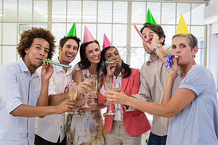 以香槟和派对角庆祝的零星商业团队女性人士工作女士酒精长笛混血休闲职员同事图片