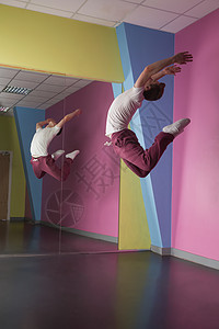 凉凉的休息舞者 在镜子前的中空跳跃舞蹈家男生服装运动霹雳舞工作室灵活性锻炼舞蹈图片