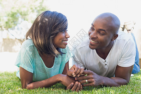幸福的一对夫妇躺在花园里情怀感情家庭生活男性女士混血阳光快乐亲密感晴天图片