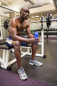 健身房有能量饮料的肌肉人图片