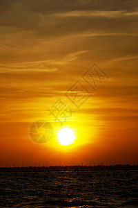 日落到湖边的黄昏 泰国高地气候农村薄雾旅行顶峰土地国家阳光天空背景图片