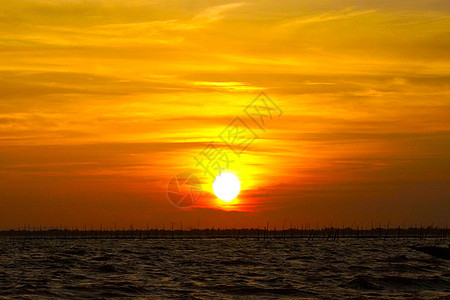 日落到湖边的黄昏 泰国天空风景爬坡农村高地季节国家全景橙子旅行背景图片