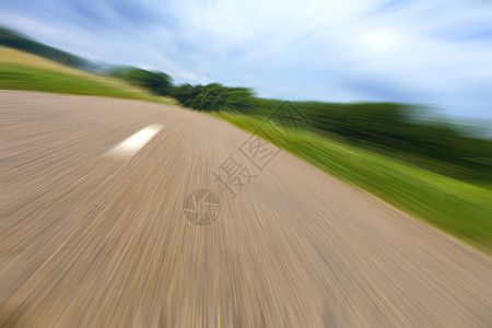 高速地貌的公路速度汽车驾驶阳光场地天空沥青路线交通蓝色背景图片