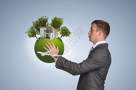 商务人士用小房子和小树占据地球森林行星绿色房子套装窗户人士领带衬衫商务图片