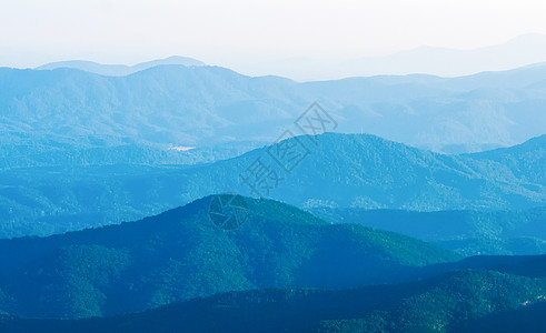 山剪影日落时的斯摩克人的简单层层   烟雾山纳特剪影树木林线坡度高度紫色蓝色图层坐骑公园背景