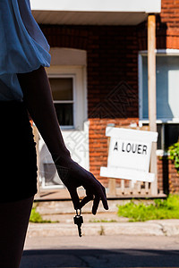 青年女子站在她新公寓前的前面财产建筑房子手臂房地产阳台房屋搬迁金发女郎女士图片
