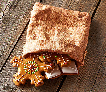 圣诞节自制的姜饼饼干饼干麻布星星解雇假期甜点雪花蛋糕桌子食物图片