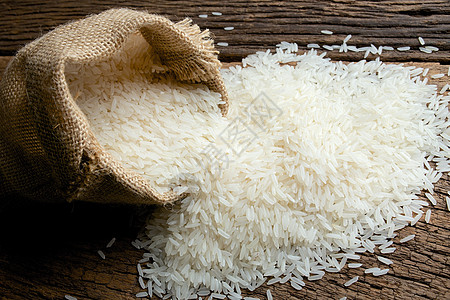 大米在布罗普麻袋木头解雇种子米粒素食白米水稻帆布图片