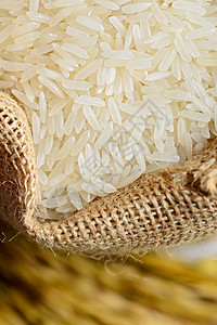 大米在布罗普麻袋解雇米粒水稻黄色素食种子帆布白米木头图片