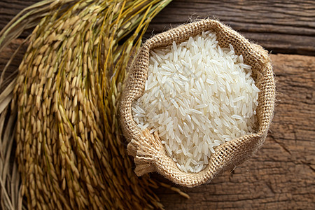 大米在布罗普麻袋素食米粒种子帆布解雇木头黄色水稻白米图片