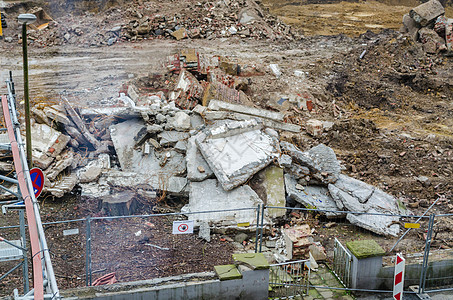 绯色的碎片拆除 一堆瓦砾 建筑工地房子废料强拆公司碎片住宅拆卸房屋施工车辆背景