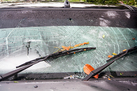 车祸中破碎的挡风玻璃危险汽车保险损害偶然支出保险汽车被保险人划痕窗户图片