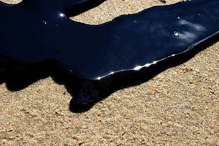 海滩上的石油重油海浪柏油生态环境平台海岸线海岸棕色球体图片