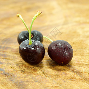 木头上的黑樱桃营养过滤器水果团体滤器甜点厨房浆果生活生产图片