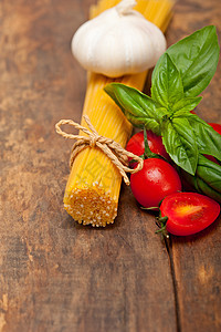 意大利意大利意大利面糊番茄和巴西尔烹饪面条叶子食谱餐厅木头饮食午餐蔬菜美食图片