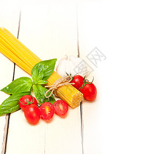 意大利意大利意大利面糊番茄和巴西尔营养面条木头午餐厨房叶子蔬菜食谱餐厅美食图片