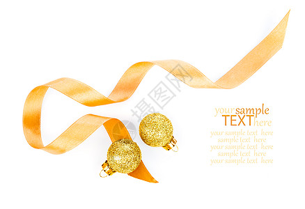 恭贺新年两个金色的圣诞装饰球 带刺带 隔离磁带滚动圆圈丝带新年花环丝绸装潢展示魅力背景