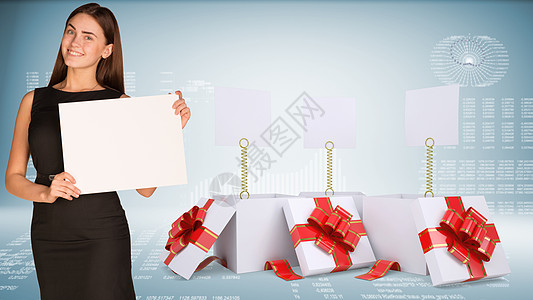 持有空纸的女商务人士 开具无白标签的礼品箱图片