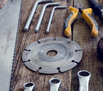 表格上的工具工业成套钥匙房子螺丝刀扳手锤子桌子工作承包商图片