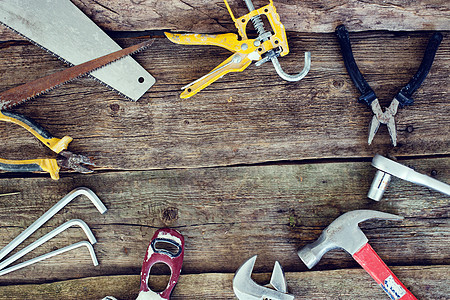 表格上的工具钥匙房子工具箱维修锤子地面成套木头乡村螺丝刀图片