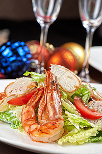 美味虾沙拉海鲜玻璃盘子金子火花派对星星午餐贝类庆典图片