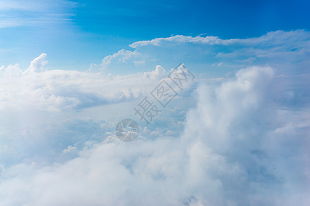 从云层和天空上空的飞机上查看晴天自由航班空气蓝色天堂假期天气旅行地平线图片