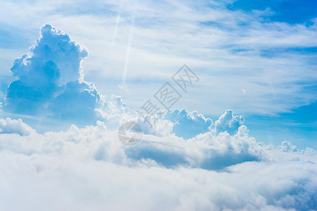 从云层和天空上空的飞机上查看空气天气航空公司框架蓝色航班旅行环境地平线天线图片